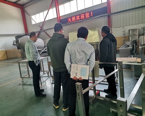 濟南寵物食品加工廠薛總一行來公司考察真空滾揉機擠出機等(圖1)